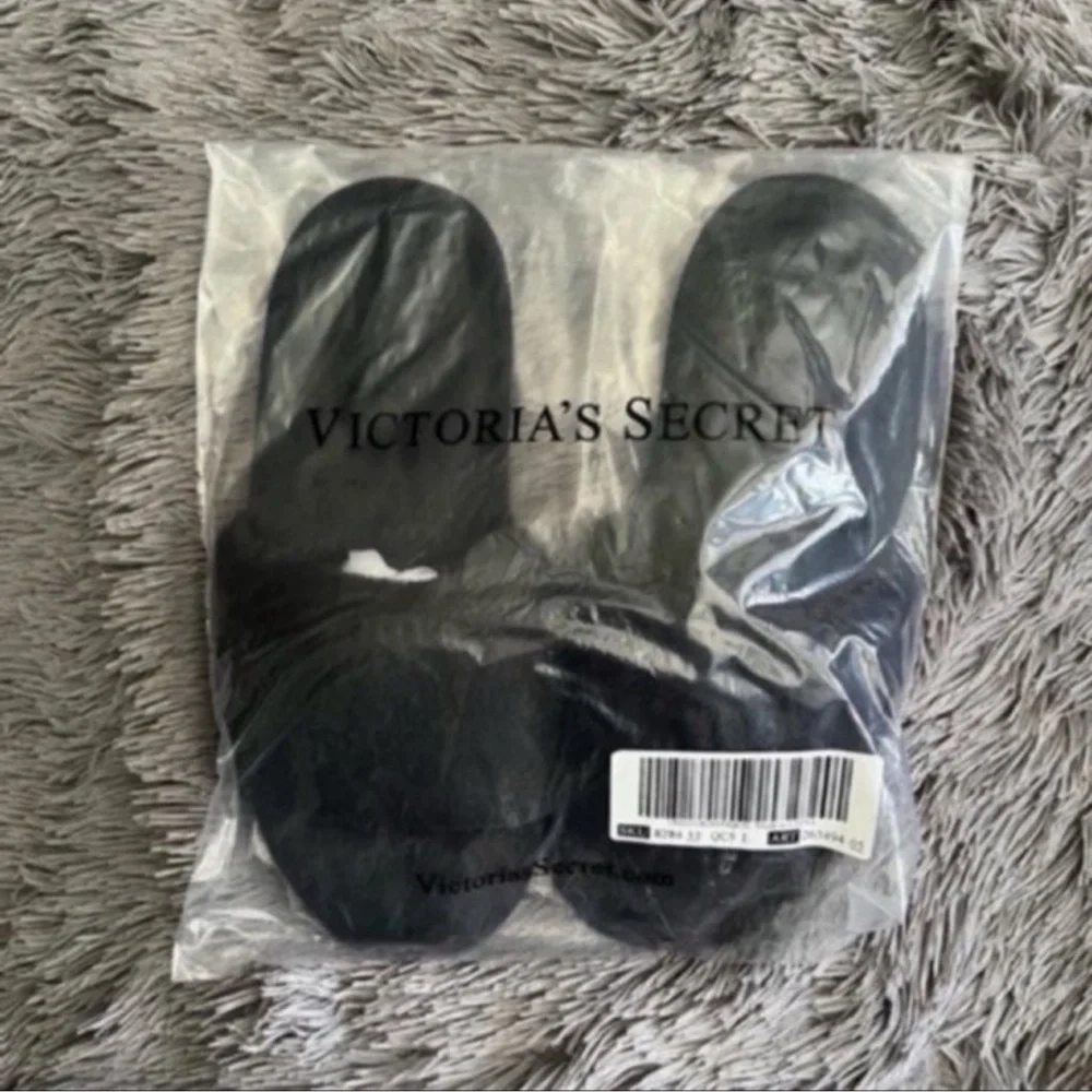 PINK VS FAUX FUR SLIPPERS - Picture 3 of 3